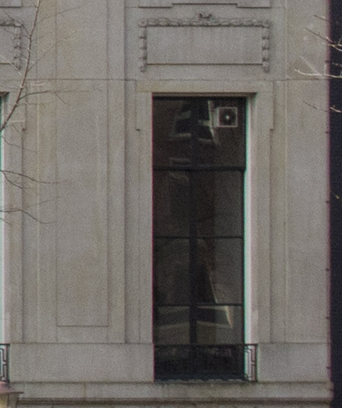 Herengracht 448, Lange natuurstenen panelen aangebracht langs de ramen