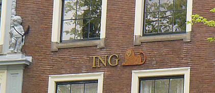Herengracht 580 Het bescheiden logo van de ING-BANK, vroeger was het het hoofdkantoor van de Nederlandse Middenstandsbank.