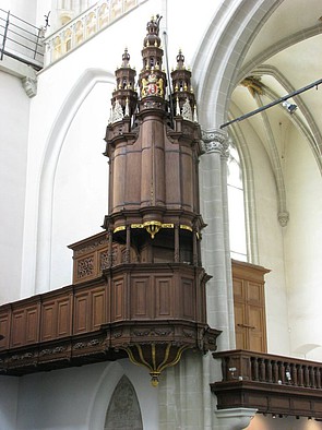 Nieuwe kerk transept orgel met gesloten luiken.