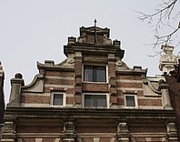 Keizersgracht 86, 19e eeuwse trapgevel en klauwstukken