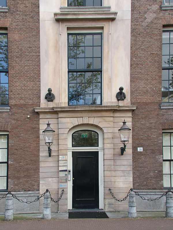 Herengracht 514, Voordeur met stoep