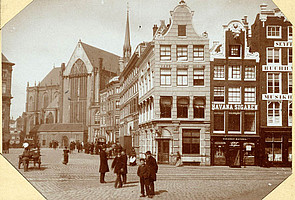 Dam 2, Oude café Bisschop, van voor 1899, foto uit 1875-1886