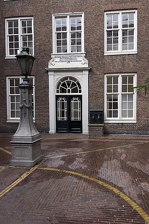 Nieuwe Herengracht 18, Binnenplaats met lamp en de deur met de tekst