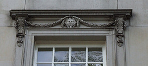 Herengracht 182, Decoratie boven raam