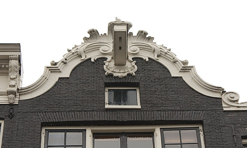 Herengracht 445, Gebogen kroonlijst