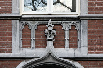 Keizersgracht 569, Detail boven de deur