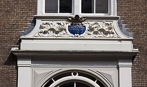 Nieuwe Herengracht 18jaar van de stichting, 1723, boven de deur