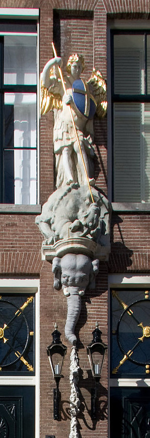 Herengracht 579-581, Het beeld van de aartsengel Michael op een console die een olifantskop
