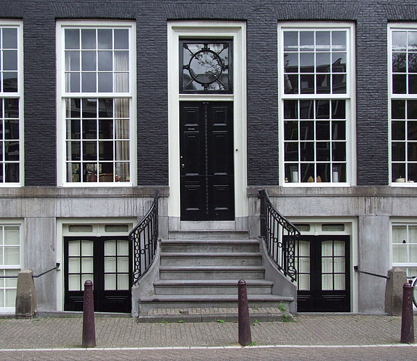 Herengracht 111, Voordeur met frontale stoep
