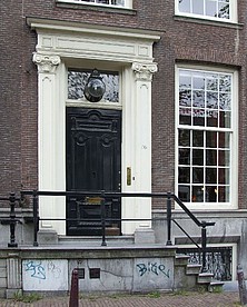 Herengracht 116, Stoep met voordeur