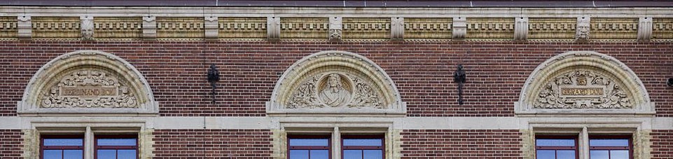 Boven linker raam Ferdinand Bol, midden Govert (of Govaert) Flinck en rechts Gerrit of Gerard Dou