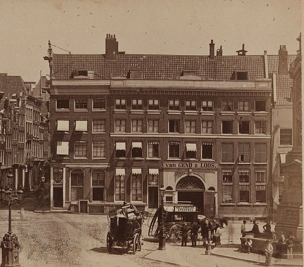 Dam 4, met het oude kantoor van van Gent & Loos met de postkoetsen