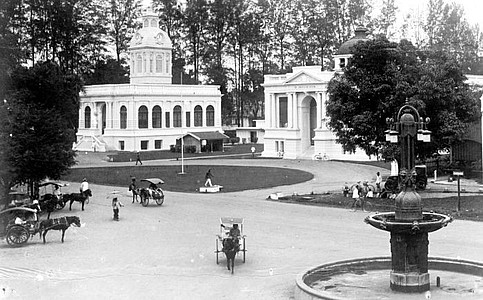 Het post- en telegraafkantoor en de Nienhuys-fontein op de Esplanade te Medan