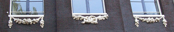 Herengracht 420, versiering onder raam