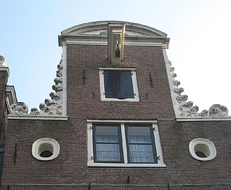 Herengracht 21 laat 17e eeuwse halsgevel van onderen gezien
