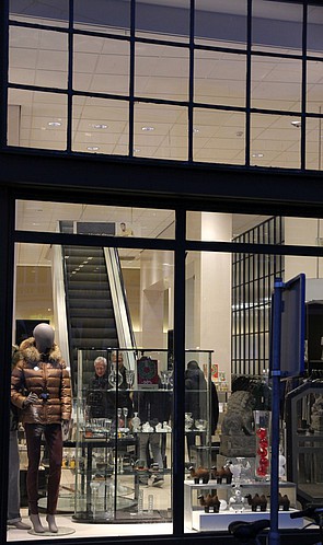 Herengracht 430 winkel van Metz & Co, Door de etalage gezien