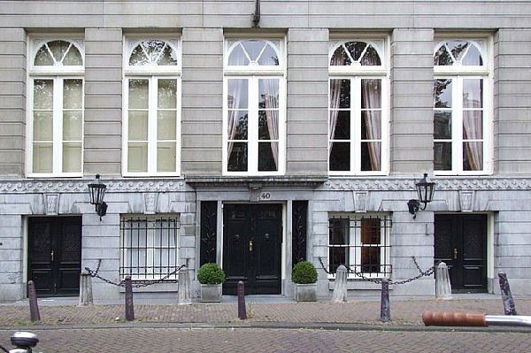 Herengracht 40 ondergevel met de voordeur
