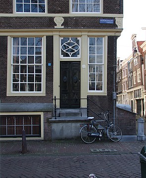 Herengracht 77, voordeur met stoep