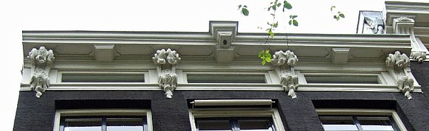 Herengracht 110 kroonlijst en consoles in Lodewijk XV-stijl