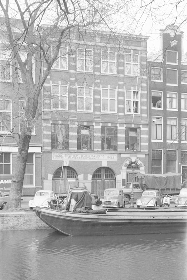 Keizersgracht 28 in 1963 met het magazijn van Buhrmann's  papiergroothandel