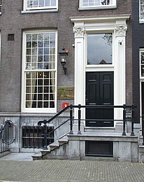 Herengracht 338, Voordeur met de stoep
