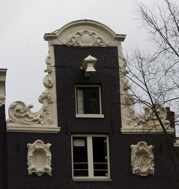 Herengracht 137, 1015 BG, Halsgevel met oeils-de-boeuf