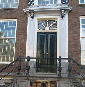 Herengracht 556, Voordeur met stoep