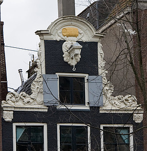 Herengracht 163, 1015 BJ, Vroeg-18de-eeuwse halsgevel met klauwstukken