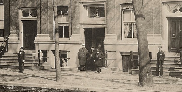 Herengracht 179 van voor 1900, er staat een agent voor de deur