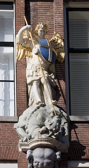 Herengracht 579-581 aartsengel Michael op een console