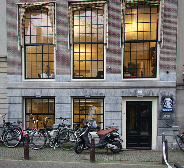 Herengracht 505, Ondergevel met voordeur