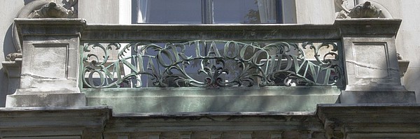 Herengracht 495 balkon met gesmeed hek met inschrift 'omnia orta occidunt'