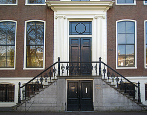 Herengracht 546 met voordeur en stoep