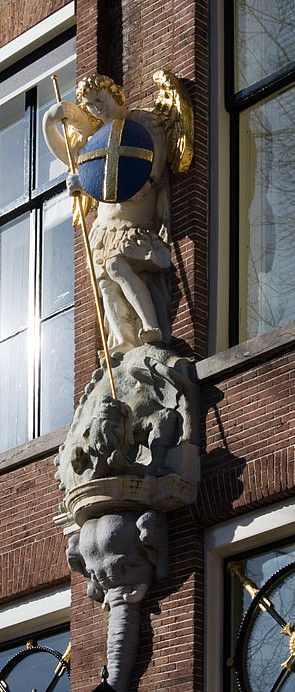 Herengracht 579-581, Aartsengel Michael op een console