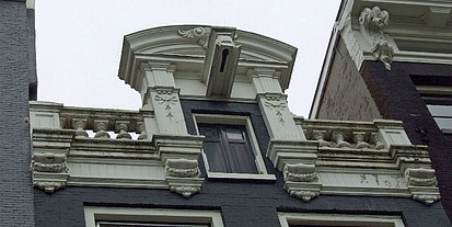 Herengracht 112 lijst met balustrade en dakkapel