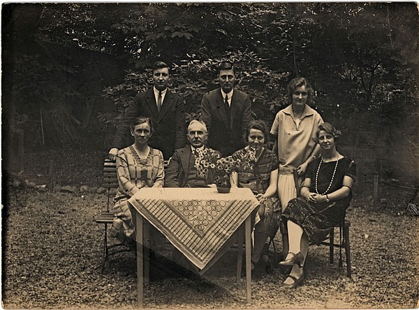 Carrel Dekker in de tuin met zijn andere onderwijzers/docenten, de foto 1927.