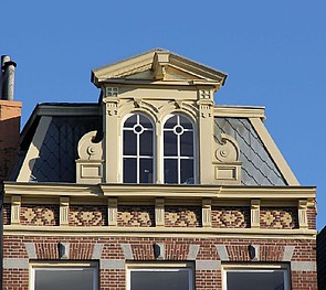 Herengracht 3 Rechte lijst met een versierd dakraam
