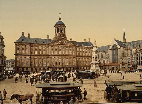 Paleis op de Dam rond 1900 met paardentrams en het beeld Naatje, Amsterdam, een Photochrom foto van de Library of Congress