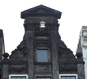 Herengracht 257, Fraaie, zandstenen Vingboons-halsgevel met pilasters