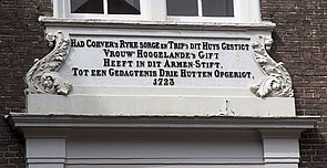 Nieuwe Herengracht 18, Tekst boven deur over de stichting van het Corvershof.