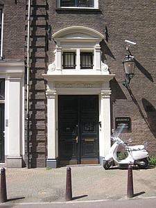 Herengracht 464, Voordeur, ingang in de Nieuwe Spiegelstraat