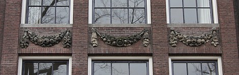 Keizersgracht 214, Met twee oeil-de-boeufs onder de ramen
