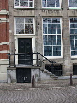 Herengracht 168, Voordeur met stoep