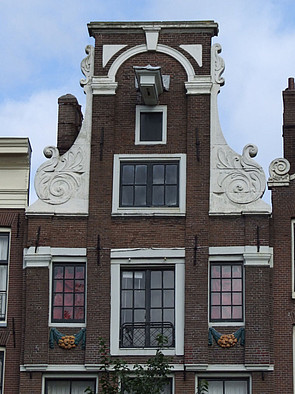 Herengracht 249,  halsgevel en pilasters in de gevel