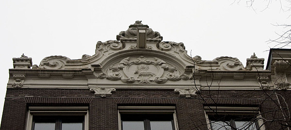 Herengracht 487, Verhoogde lijstgevel