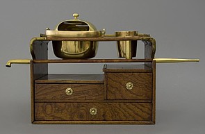 Kastje van fijn houtwerk voor de pijproker die een zogenaamde kiseru, een metalen pijp gebruikt, Japan, 1880.