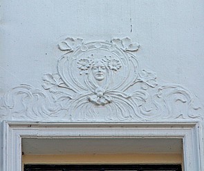 Keizersgracht 382, versiering boven het raam