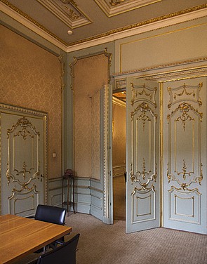 Herengracht 458 Voorkamer met de deuren naar de zaal.