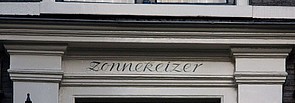 Keizersgracht 87, deurkalf met tekst "Zonnekeizer"