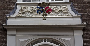 Nieuwe Herengracht 18, De wapenschilden van de Trips (rode schild) en Corvers